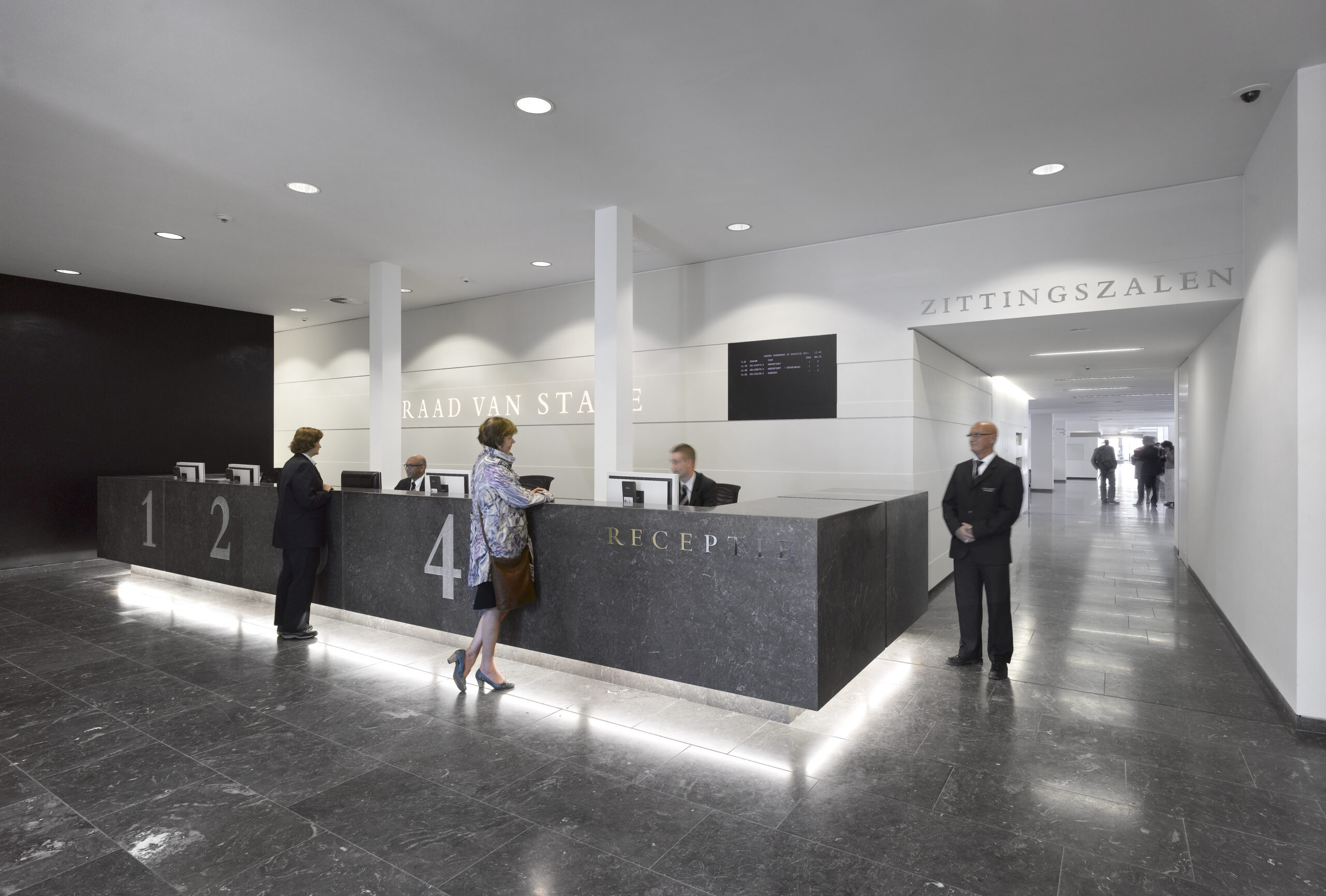 Maatwerk interieur Raad van State Den Haag door Smeulders Interieurgroep