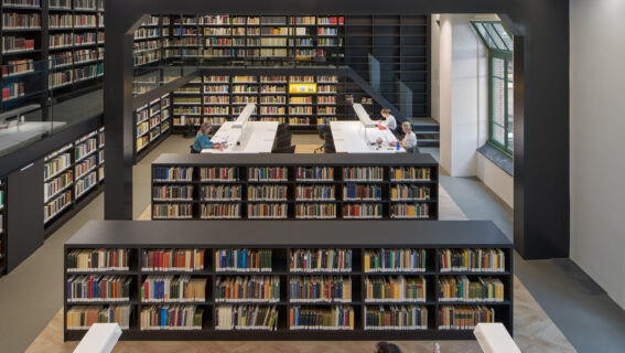 Interieur Bibliotheek Universiteit Amsterdam door Smeulders Interieurgroep