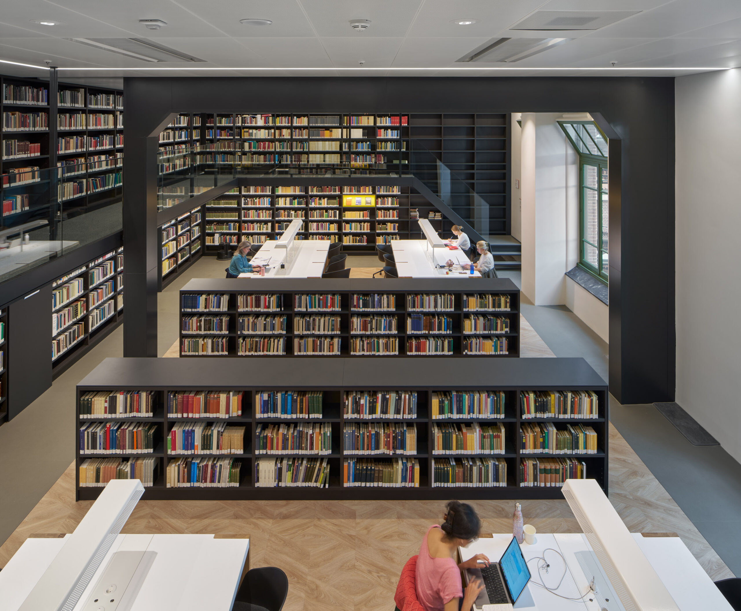 Interieur Bibliotheek Universiteit Amsterdam door Smeulders Interieurgroep