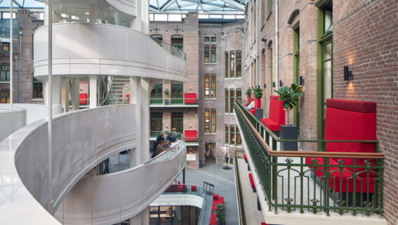 Interieur Bibliotheek Universiteit Amsterdam door Smeulders Interieurgroep