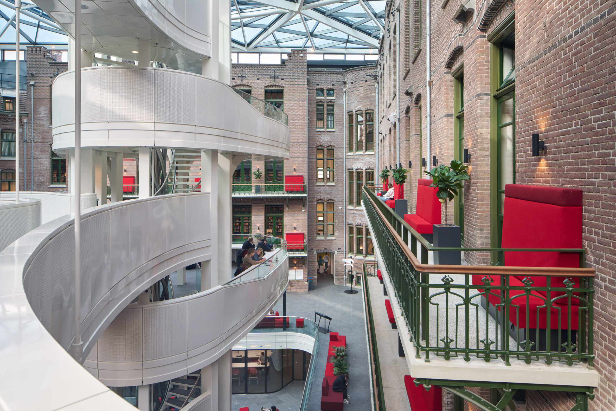 Interieur Bibliotheek Universiteit Amsterdam door Smeulders Interieurgroep