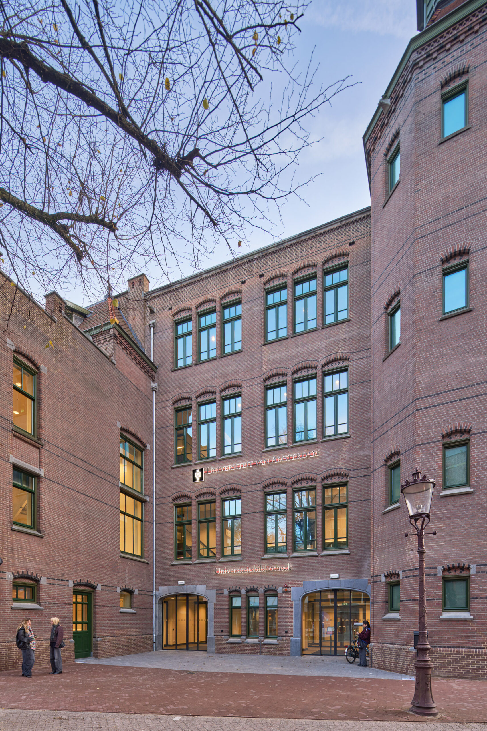 Interieur Bibliotheek Universiteit Amsterdam door Smeulders Interieurwerken