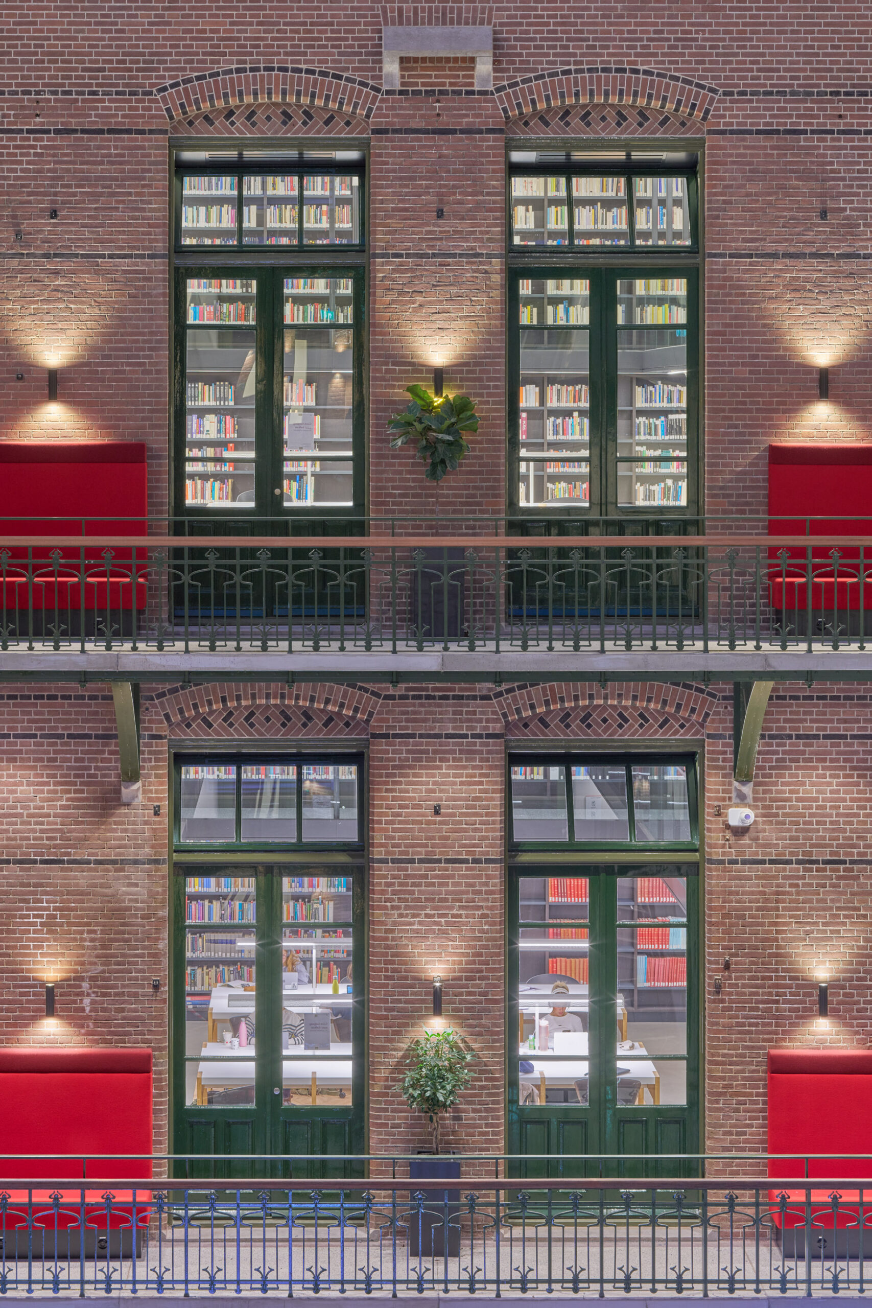 Interieur Bibliotheek Universiteit Amsterdam door Smeulders Interieurwerken