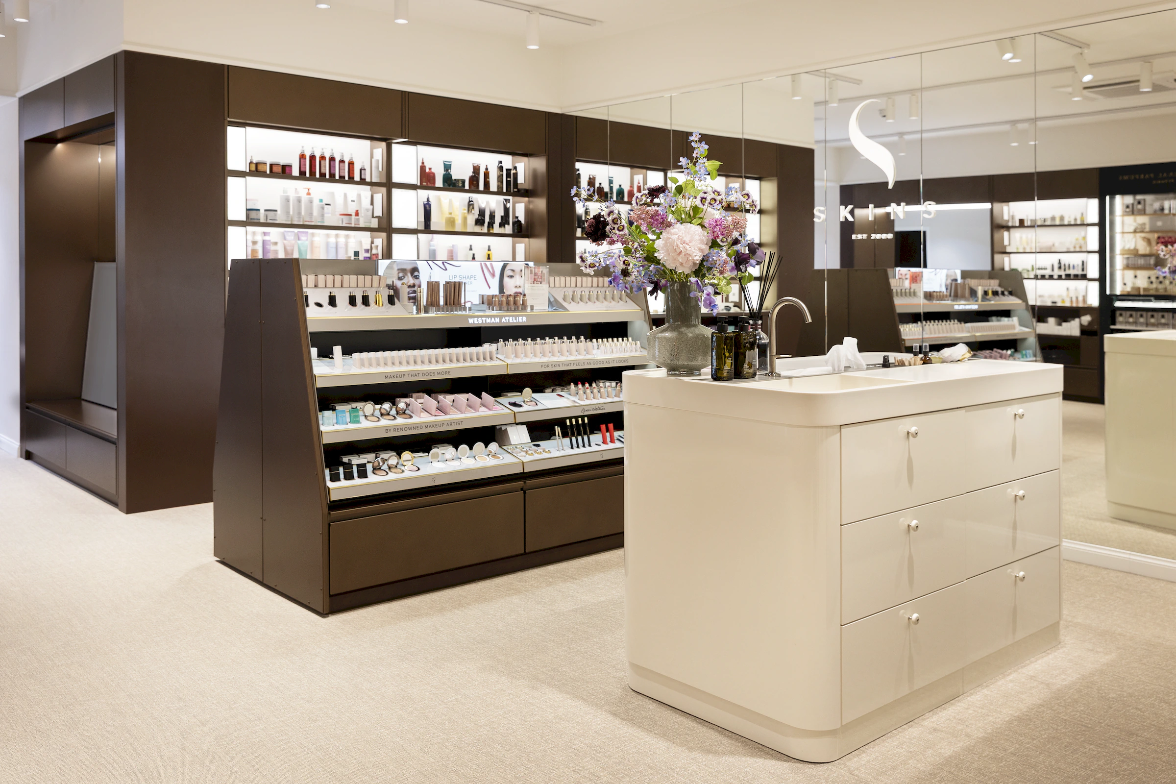 Maatwerk interieur Skins Den Haag door Smeulders Interieurgroep